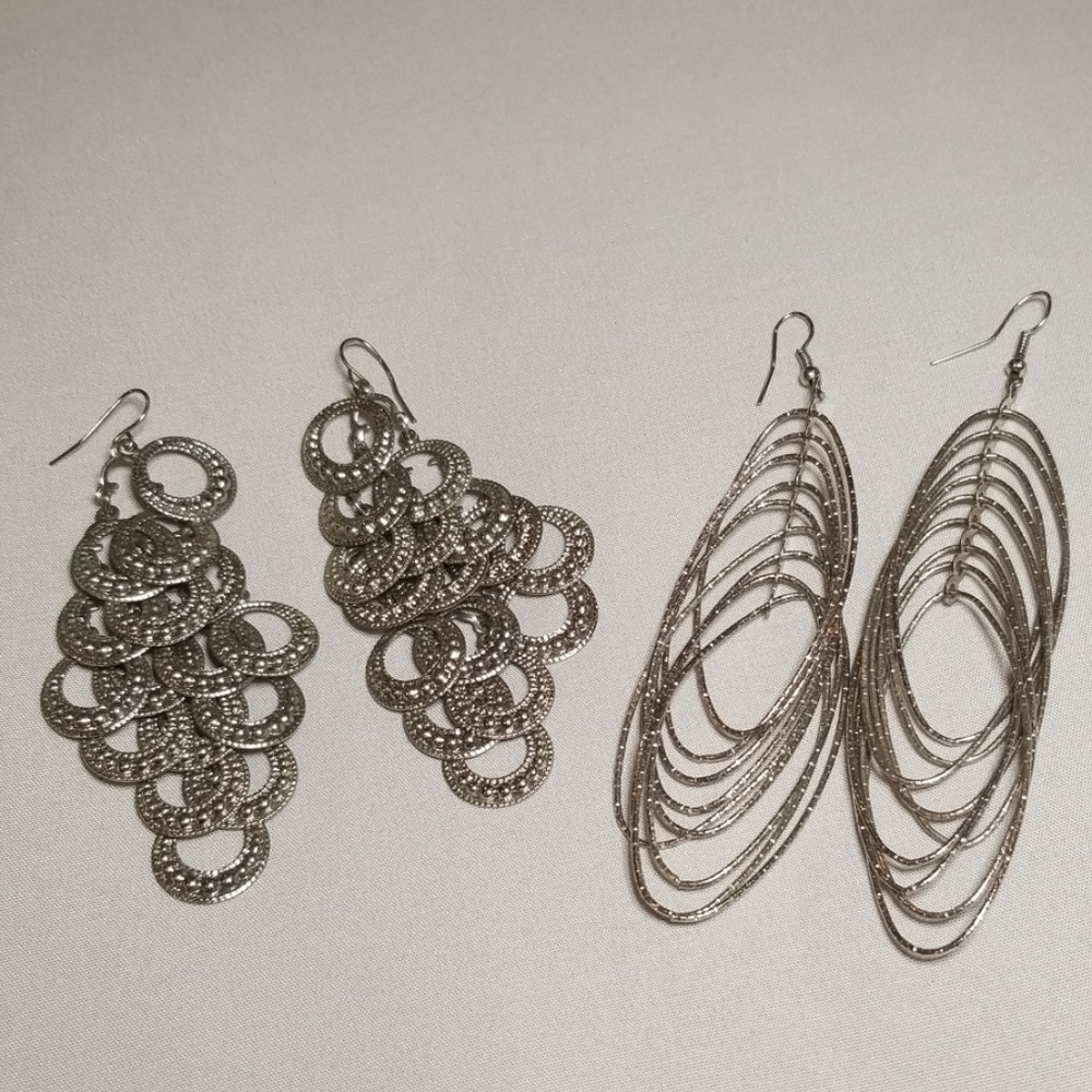 Set of 2 silver dangly earrings